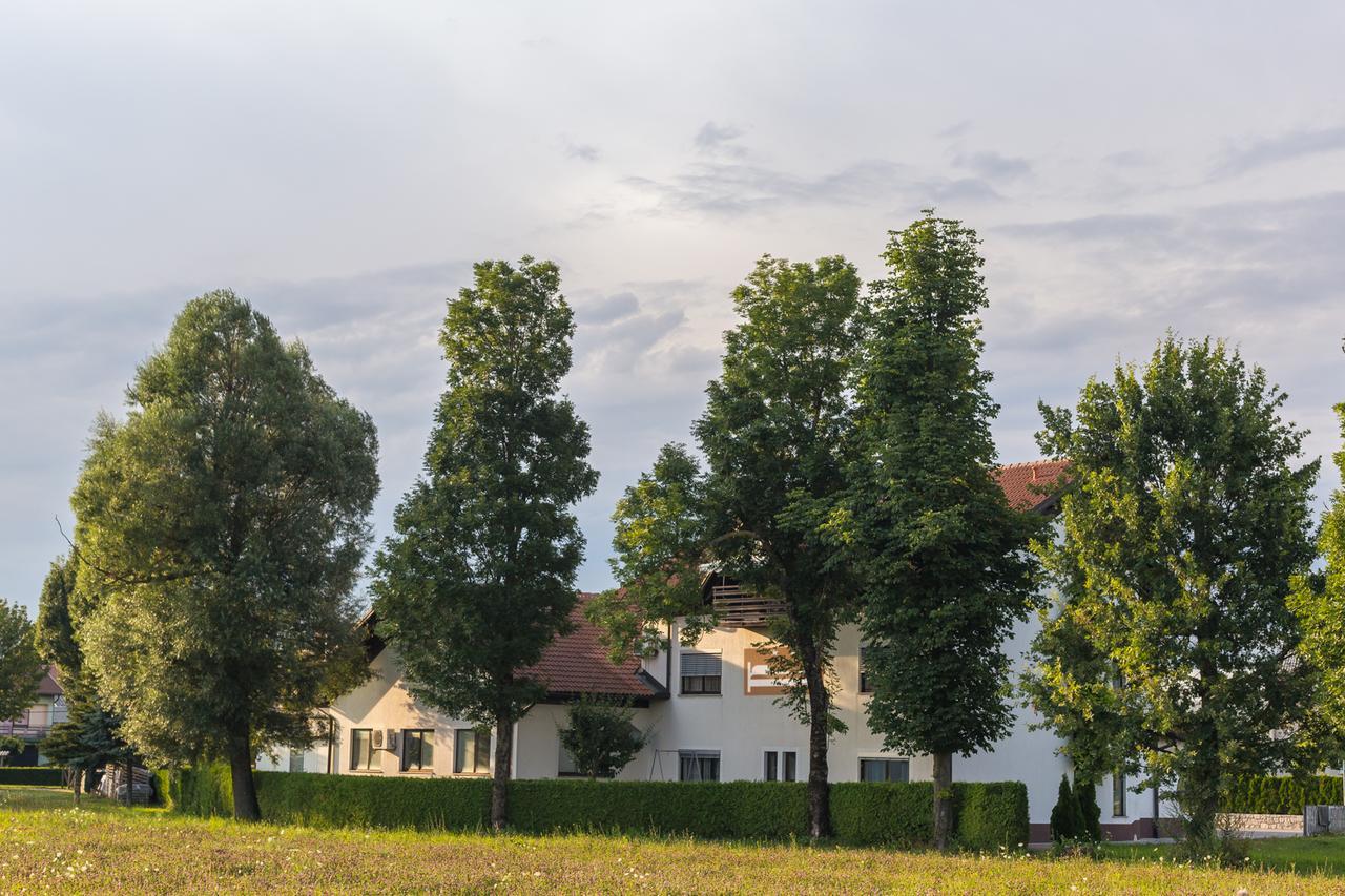 Hop House Garni Hotel Postojna Luaran gambar